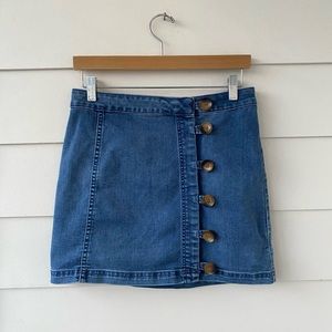 FREE PEOPLE • Denim Skirt with Tortoise Buttons, Medium Wash, size 6